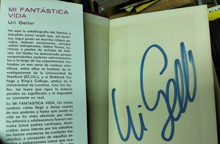 Libro firmado por Uri Geller, mentalista y hábil prestidigitador