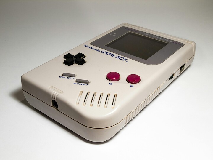  Game Boy: El primer universo portátil en tus manos.