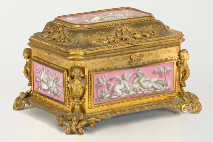 Tahan París. Caja joyero placas porcelana Sevrès Ormolu bronce dorado Francia siglo XIX.