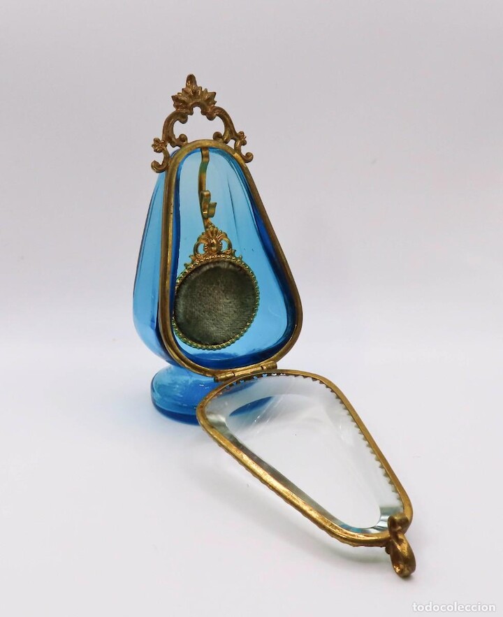 Caja joyero antiguo vidrio azul con colgador reloj, medalla, joya.