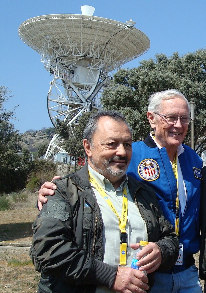 Carlos González con el astronauta Charles Duke en la estación de Fresnedillas