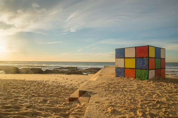 Cubo Rubik en la playa.