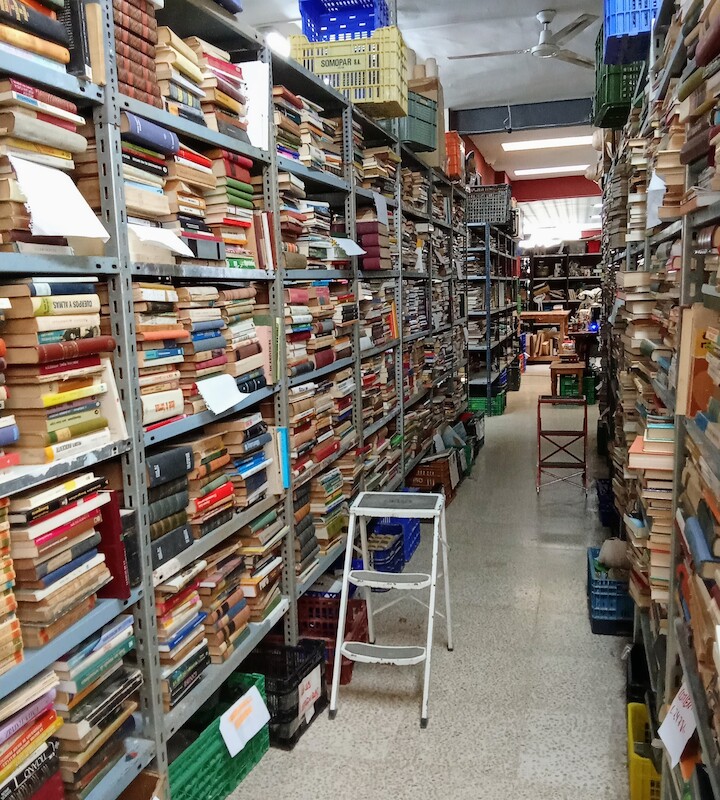 Almacén de La Mina en Gata de Gorgos con más de 27.000 libros