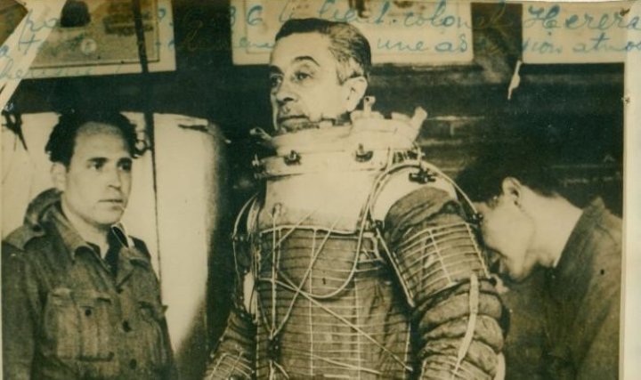 Emilio Herrera en su prototipo del traje espacial