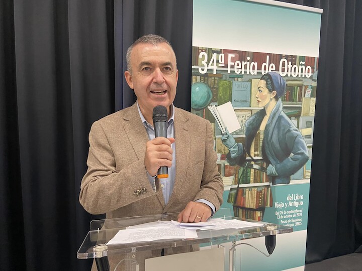 Lorenzo Silva leyendo el pregón de la 34 Feria de Otoño del Libro Viejo de Madrid