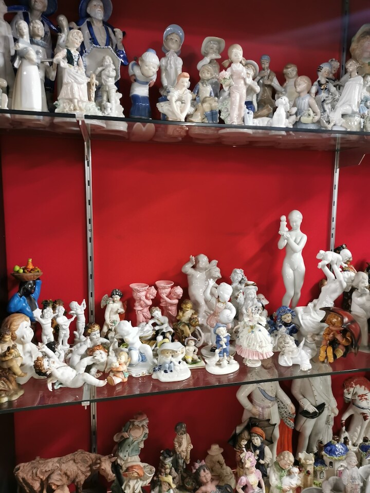 Selección de bibelots porcelanas de Isabel Aragó Antigüedades Arte y Coleccionismo