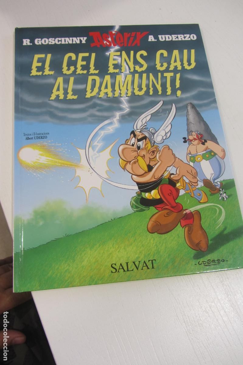 Tebeos: ASTERIX 33 EL CEL S'ENS CAU AL DAMUNT TAPA DURA GOSCINNY UDERZO EN CATAL&Aacute;N SALVAT DE KIOSKO ARX375