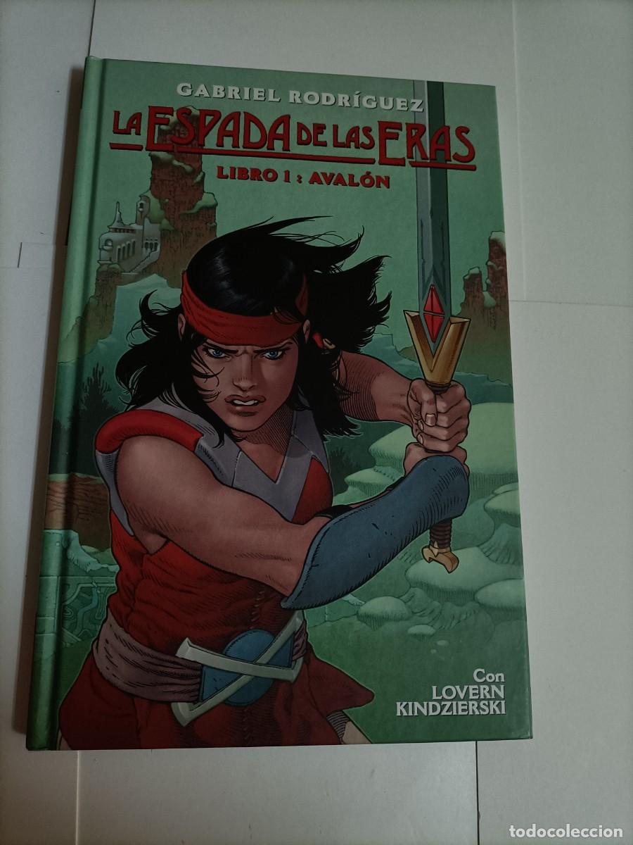 Tebeos: LAS ESPADA DE LAS ERAS. LIBRO 1: AVALON (TAPA DURA)...NORMA - Foto 1