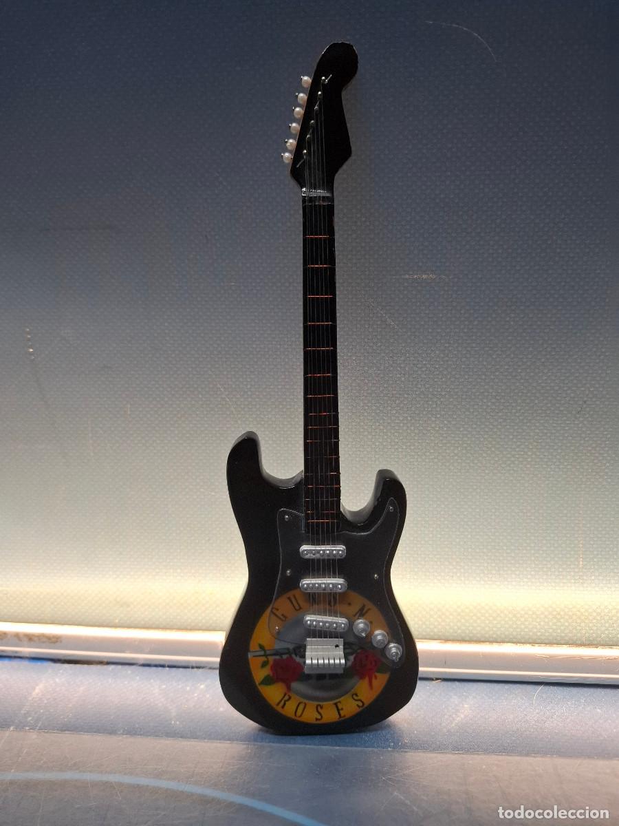 Trading Cards: Guitarra decorativa de Guns N' Roses
