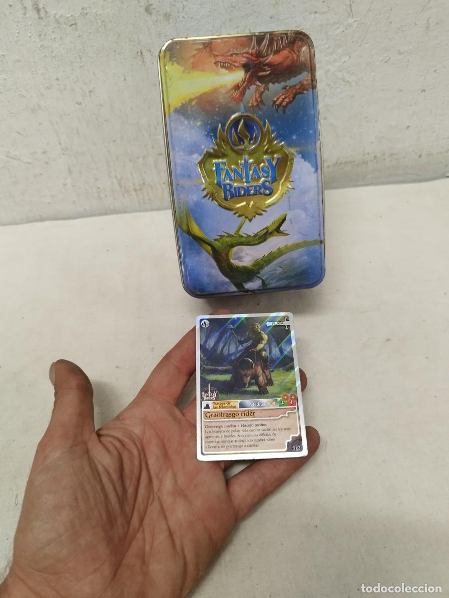Trading Cards: Caja, lata Fantasy Riders con una carta.grantrasgo rider.