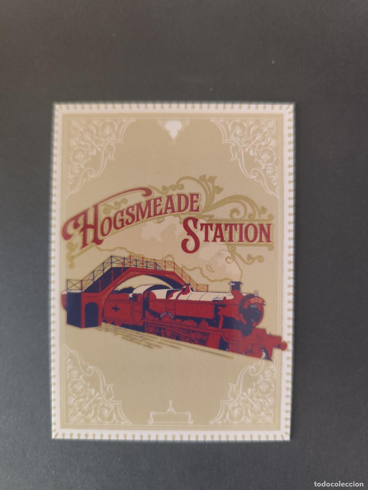 Cartas Colecion&aacute;veis: CARD 18 HOGSMEADE STATION GREETINGS HARRY POTTER ALWAYS 2026 PANINI