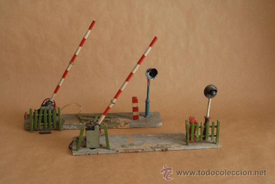 Trenes escala: Dos Pasos a nivel electromagn&eacute;ticos. Escala O. - Foto 1