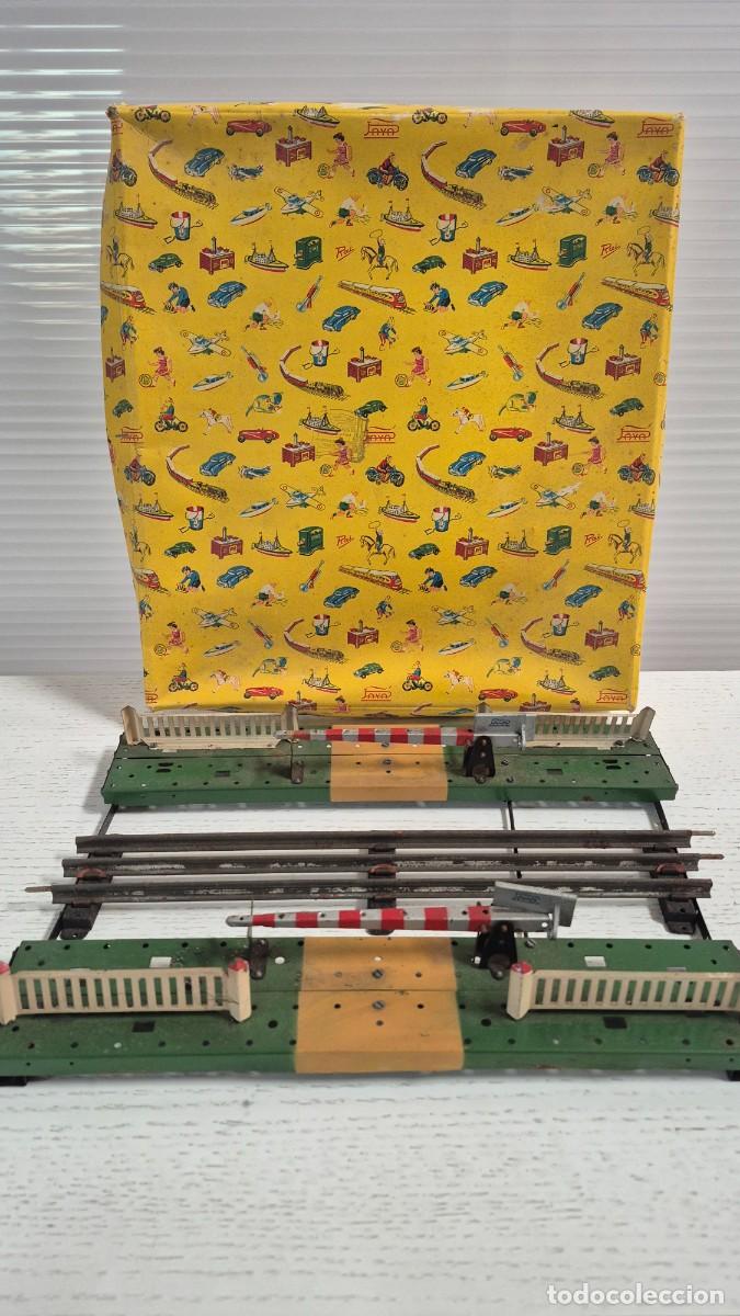 Modelleisenbahnen: Trenes escala 0 paso a nivel con dos barreras Ref. 1252, en su caja original
