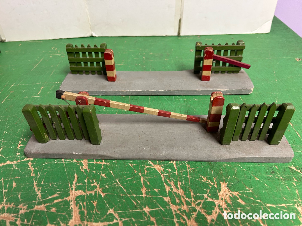 Trenes escala: PASO A NIVEL MADERA A&Ntilde;OS 30-40 SCALA 0