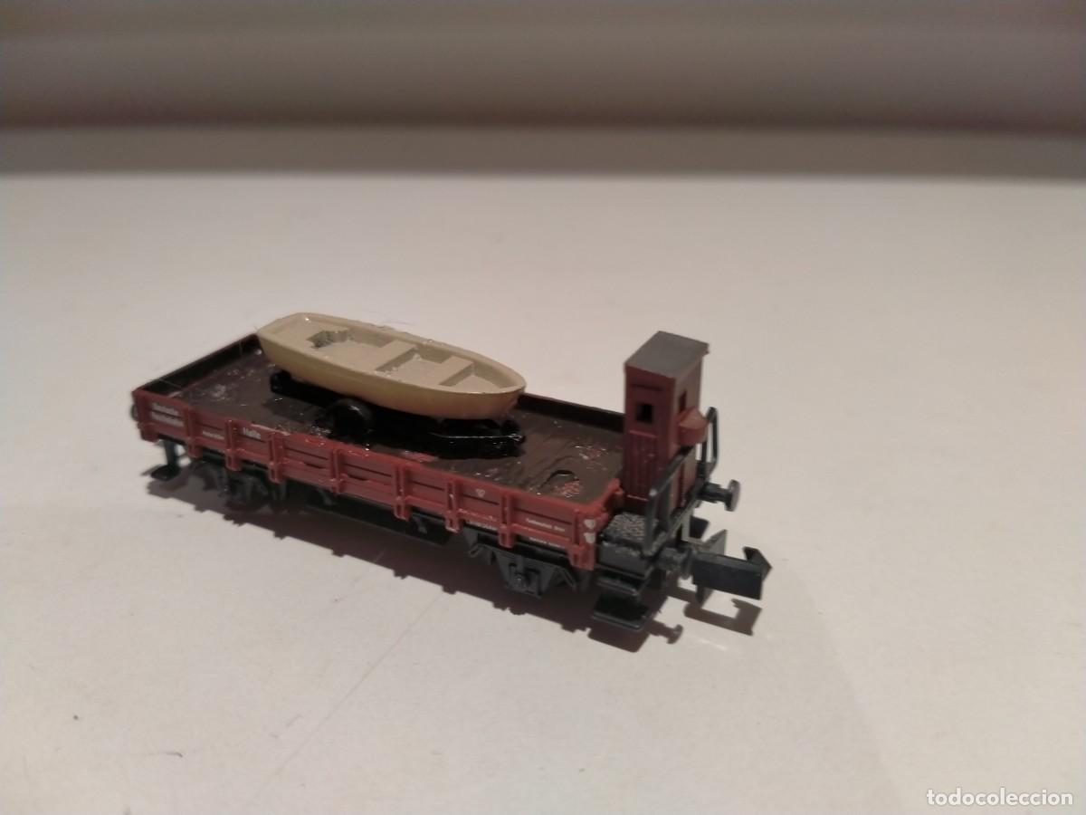 Trenes Escala: Vag&oacute;n plataforma dos ejes con garita y carga de barca marca Arnold N