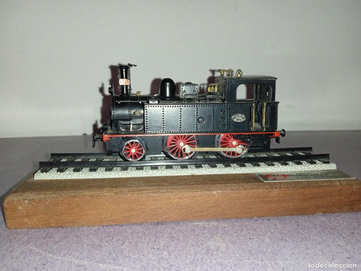 Scale Trains: MAQUINA MZA 179, sobre peana.