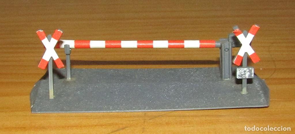 Trenes escala: ANTIGUO PASO A NIVEL PARA MAQUETAS DE TREN - ESCALA H0 - A&Ntilde;OS 60/70