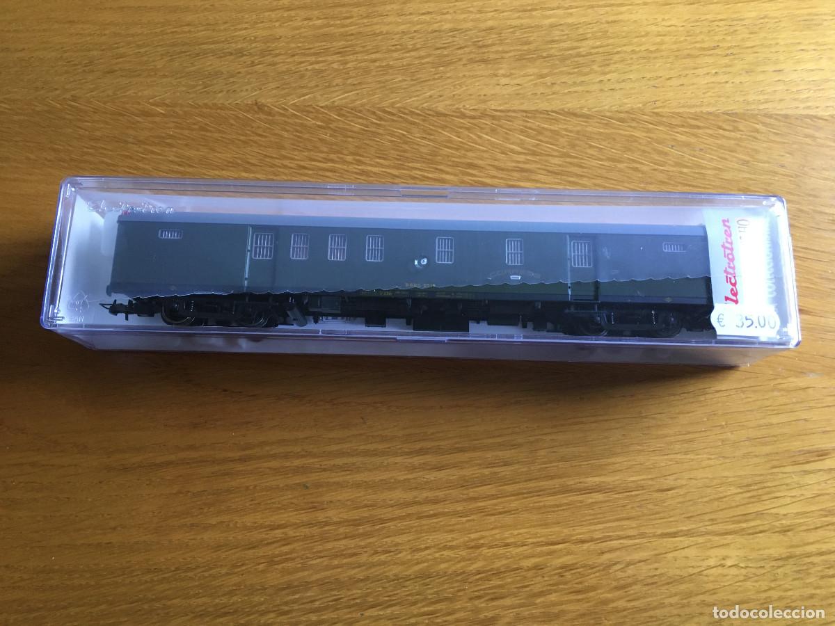 Trenes escala: Vag&oacute;n Electrotren postal renfe 5000 ref. 5211K verde oliva.