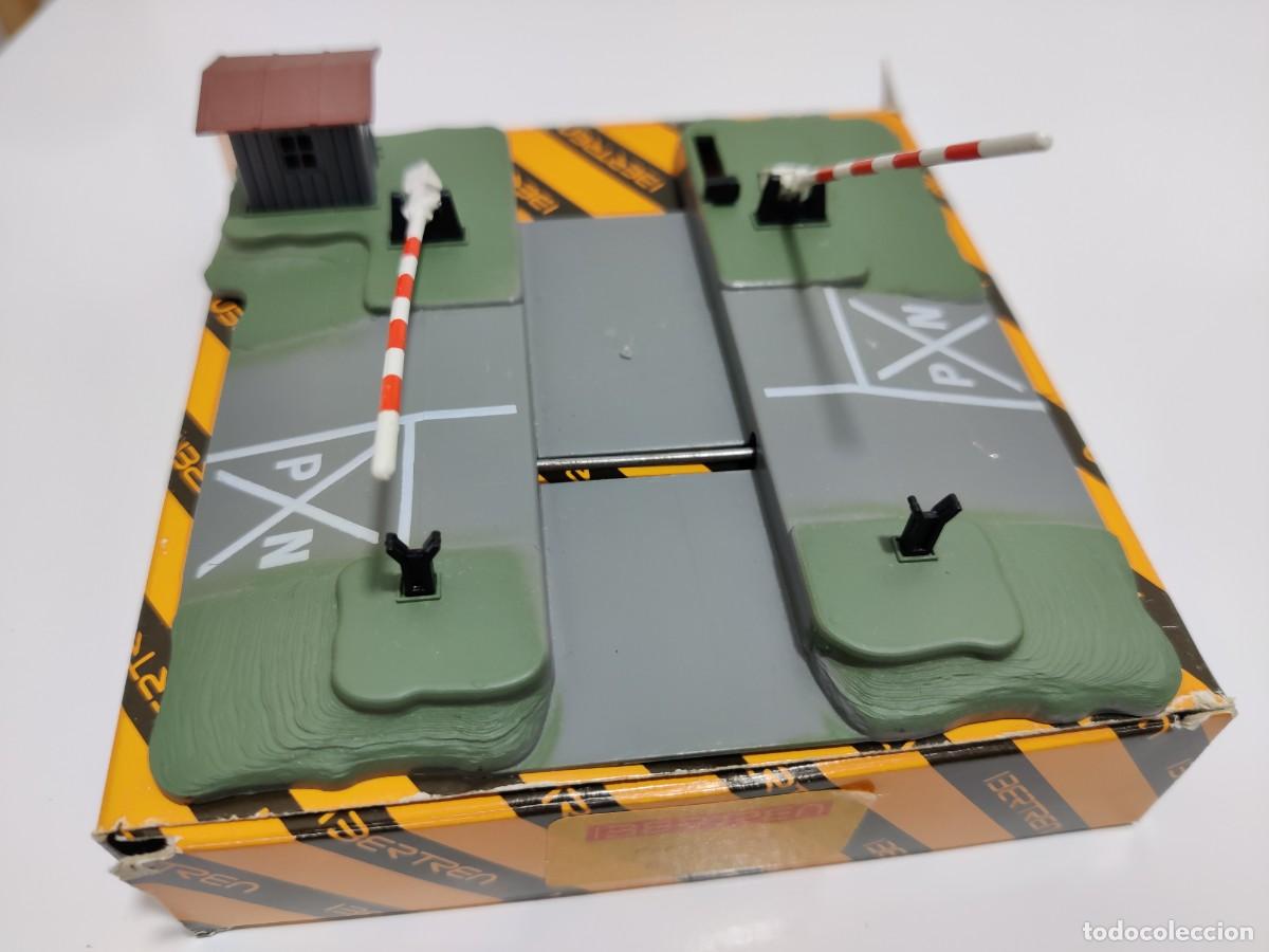 Trenes escala: IBERTREN N - PASO A NIVEL CON CAJA REF. 724