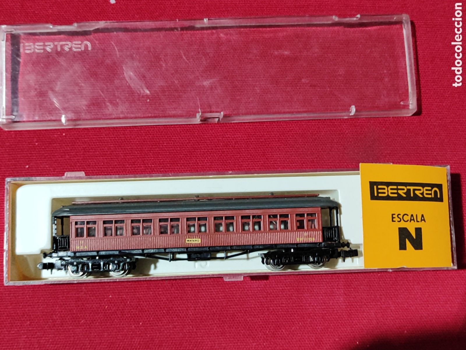 Trenes Escala: Ibertren vag&oacute;n de pasajeros segunda clase marr&oacute;n Matar&oacute; escala N