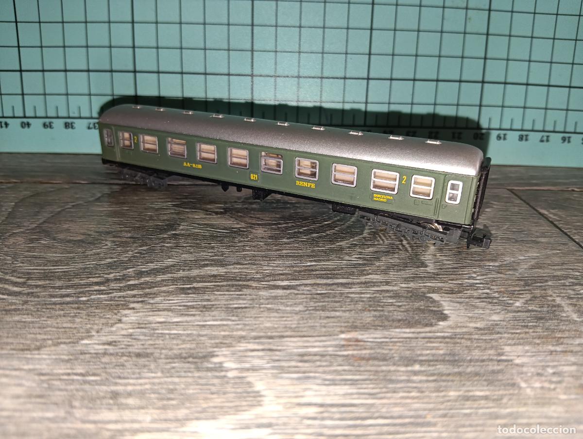 Trenes Escala: Antiguo Coche Viajeros Renfe 2&ordf; Clase en Escala N Ibertren Madrid Barcelona tren vag&oacute;n pasajeros