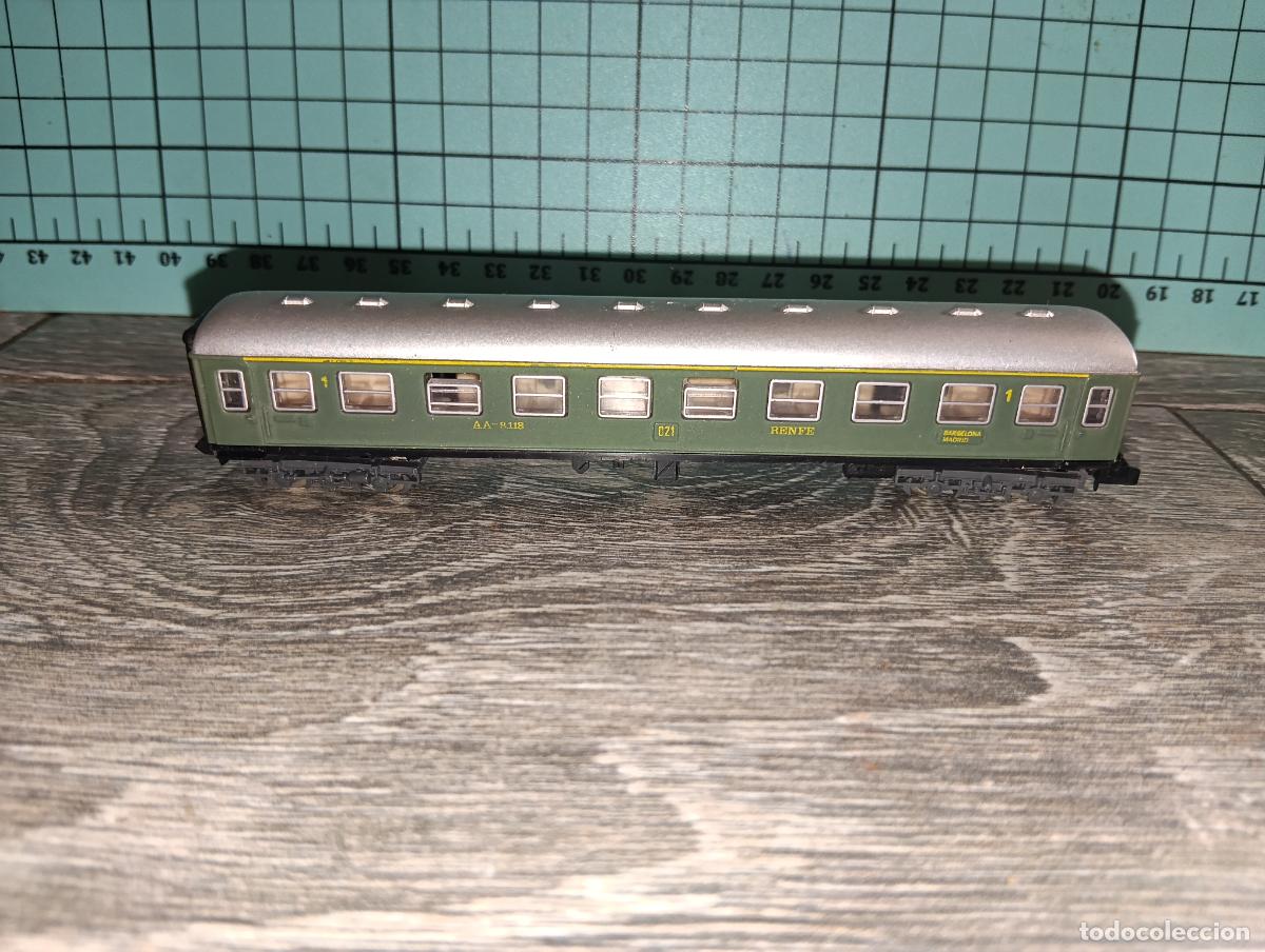 Trenes Escala: Antiguo Coche Viajeros Renfe 1&ordf; Clase en Escala N Ibertren Madrid Barcelona tren vag&oacute;n pasajeros