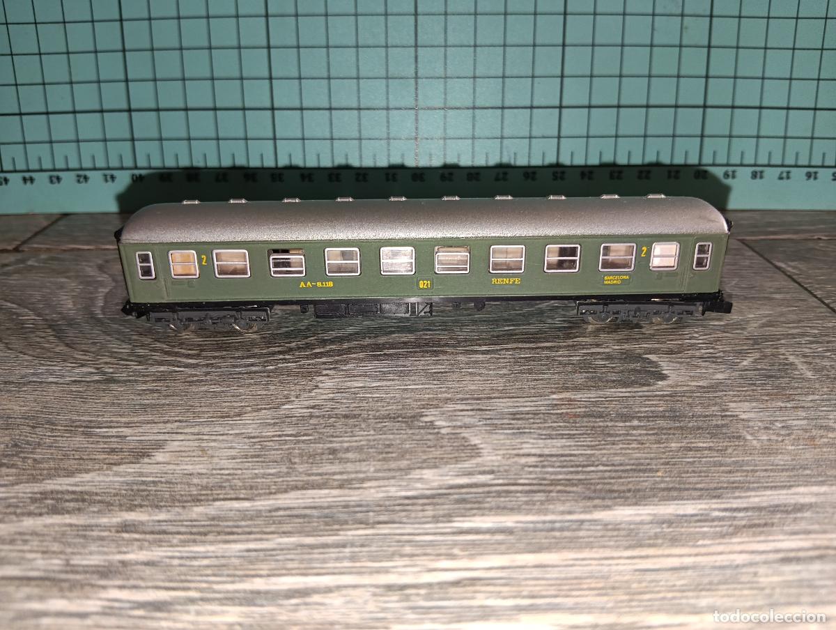 Trenes Escala: Antiguo Coche Viajeros Renfe 2&ordf; Clase en Escala N Ibertren Madrid Barcelona tren vag&oacute;n pasajeros