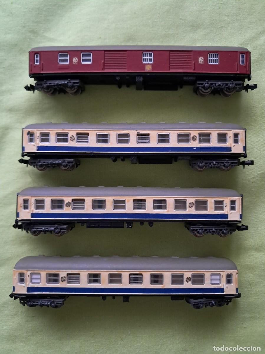 Trenes Escala: CONJUNTO DE TRES COCHES &rdquo;DANONE&rdquo; Y UN FURG&Oacute;N &rdquo;PAQUEXPRESS&rdquo; EN ESCALA N MARCA IBERTREN