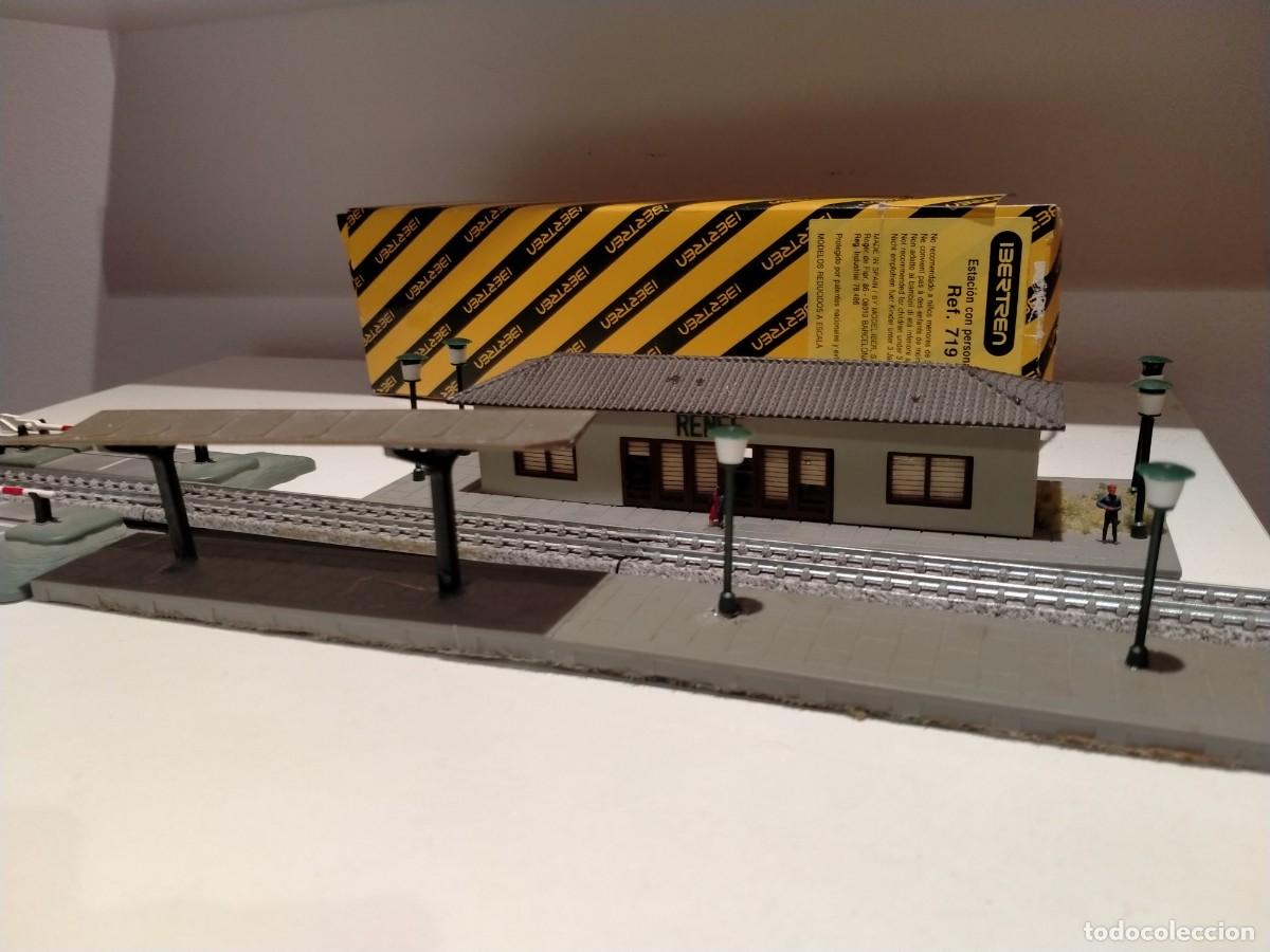 Trenes Escala: Conjunto de Estaci&oacute;n, And&eacute;n, Paso a nivel mec&aacute;nico y v&iacute;as 3N balasto Ibertren