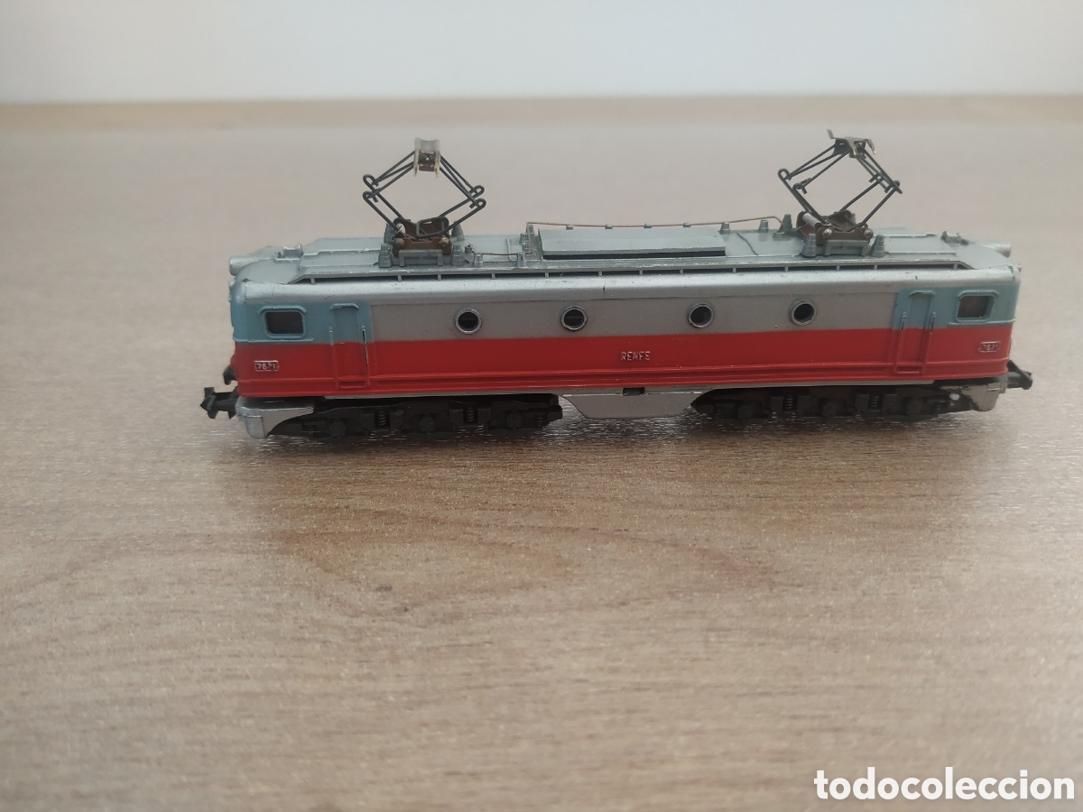 Trenes Escala: Locomotora Alsthom Talgo de Ibertren 3N Colores plata y rojo. Referencia: 013