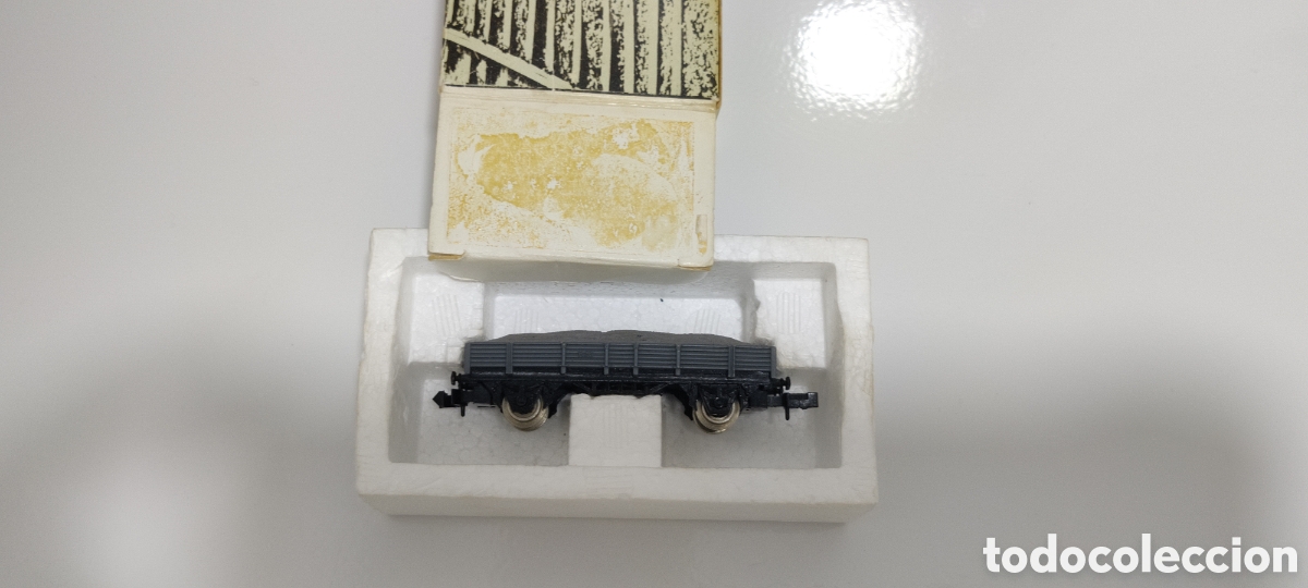 Trenes Escala: IBERTREN N - VAG&Oacute;N BORDE BAJO GRIS CON CARGA REF. 3104