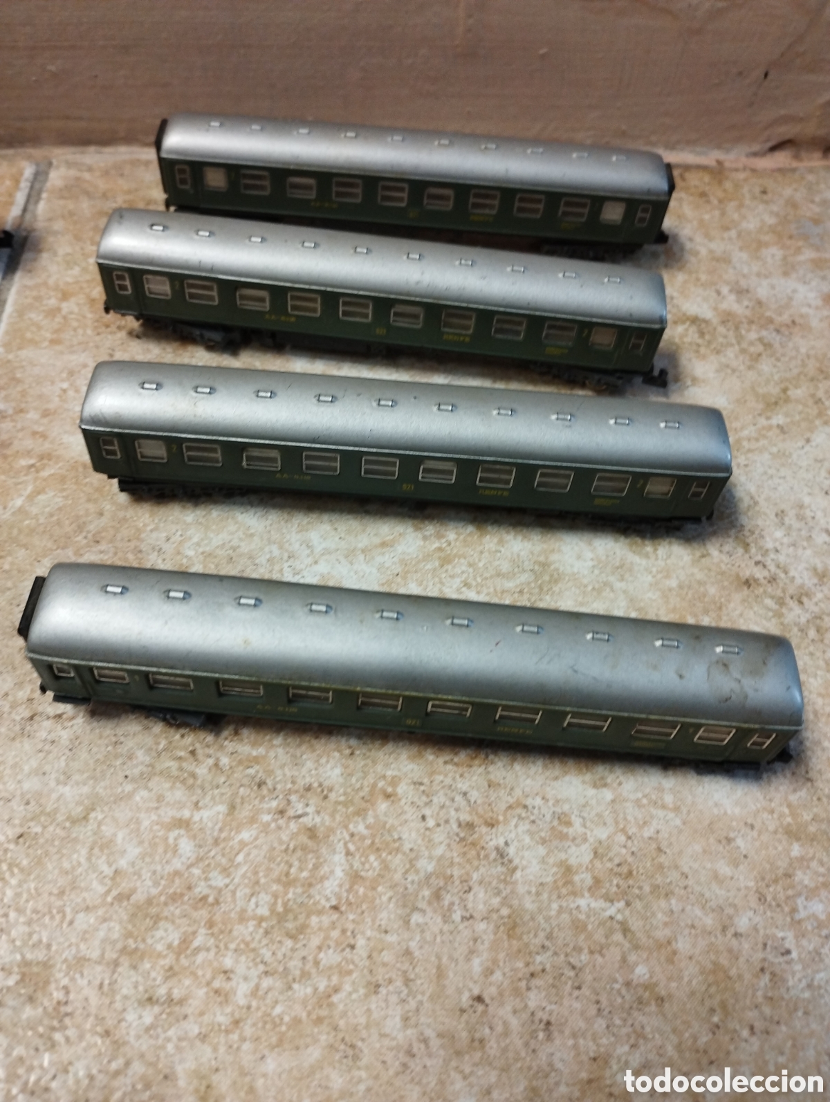 Trenes escala: 8 vagones de pasajeros de segunda clase de la serie 8000 de Renfe escala N