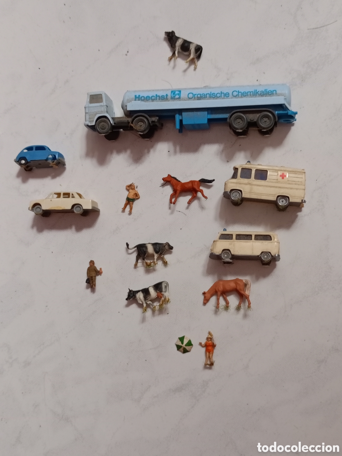 Trenes escala: Gran lote piezas dioramas maquetas ibertren cami&oacute;n cisterna Fiat ambulancia vacas