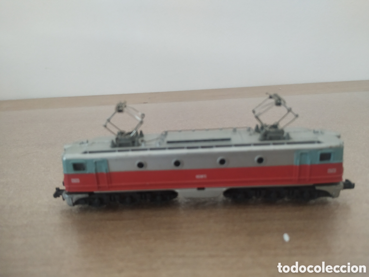 Trenes escala: Locomotora Alsthom Talgo de Ibertren 3N Colores plata y rojo. Referencia: 013