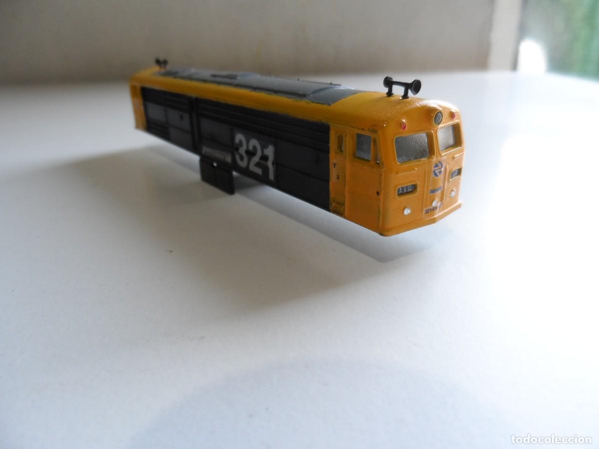 Comboios Escala: CARCASA LOCOMOTORA 321 TAXI RENFE IBERTREN ESCALA N