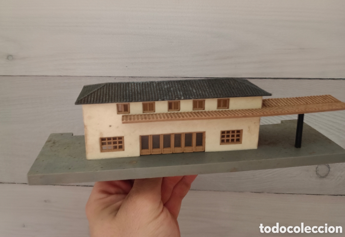 Trenes escala: Rara estaci&oacute;n ibertren original tejano oscuro y ventanas claras original escala n