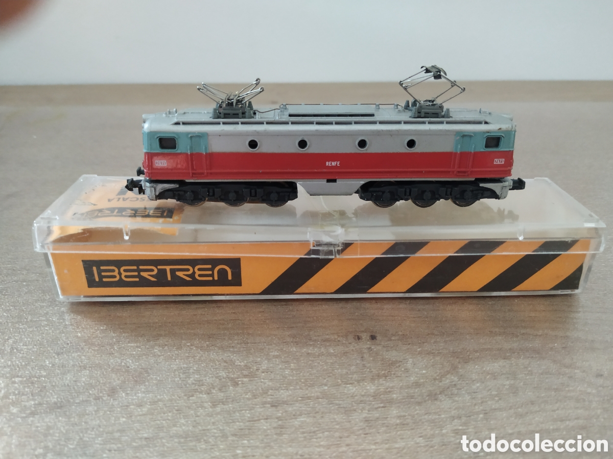 Scale Trains: Locomotora Alsthom Talgo de Ibertren 3N Colores plata y rojo con caja original. Referencia: 015