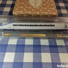 Trenes Escala: LOCOMOTORA TREN ESTATICA RENFE ETR 490 ALARIS SPAIN ESCALA 1/60. Lote 399701924