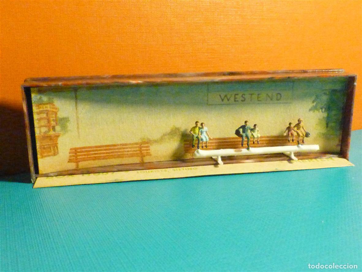 Trenes Escala: Figuras Escala N - Box N 867 - Personas, Turistas sentados p/ Maquetas Tren El&eacute;ctrico - Merten -