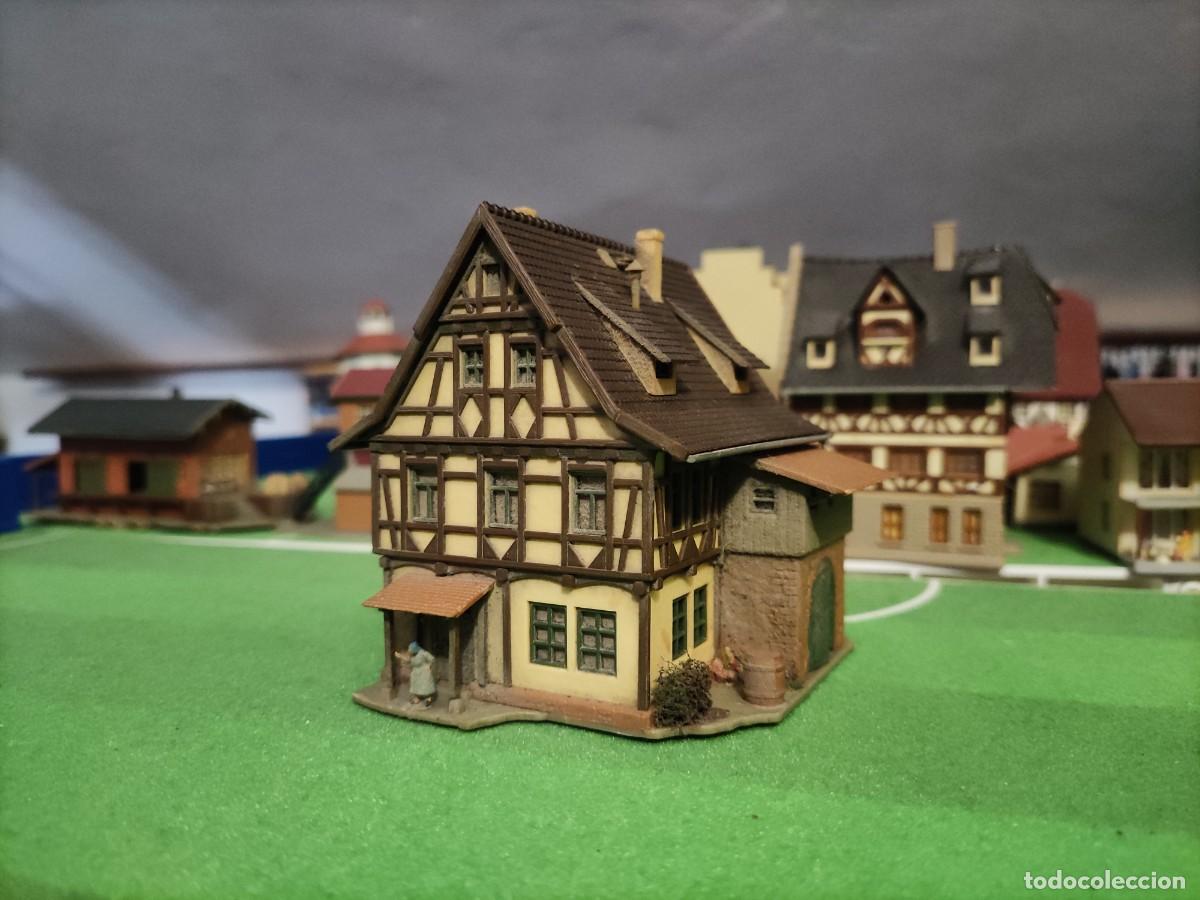 Trenes Escala: Casa Edificio urbano con figura y accesorios Vollmer Escala N