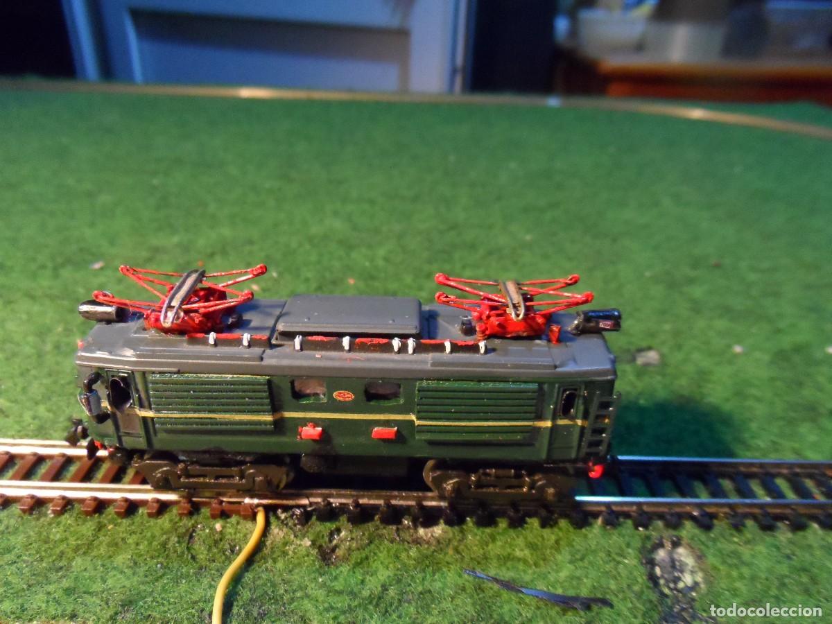 Trenes escala: LOCOMOTORA RENFE 1000 MOTORIZADA CON ATLAS ARTESANAL ESCALA N