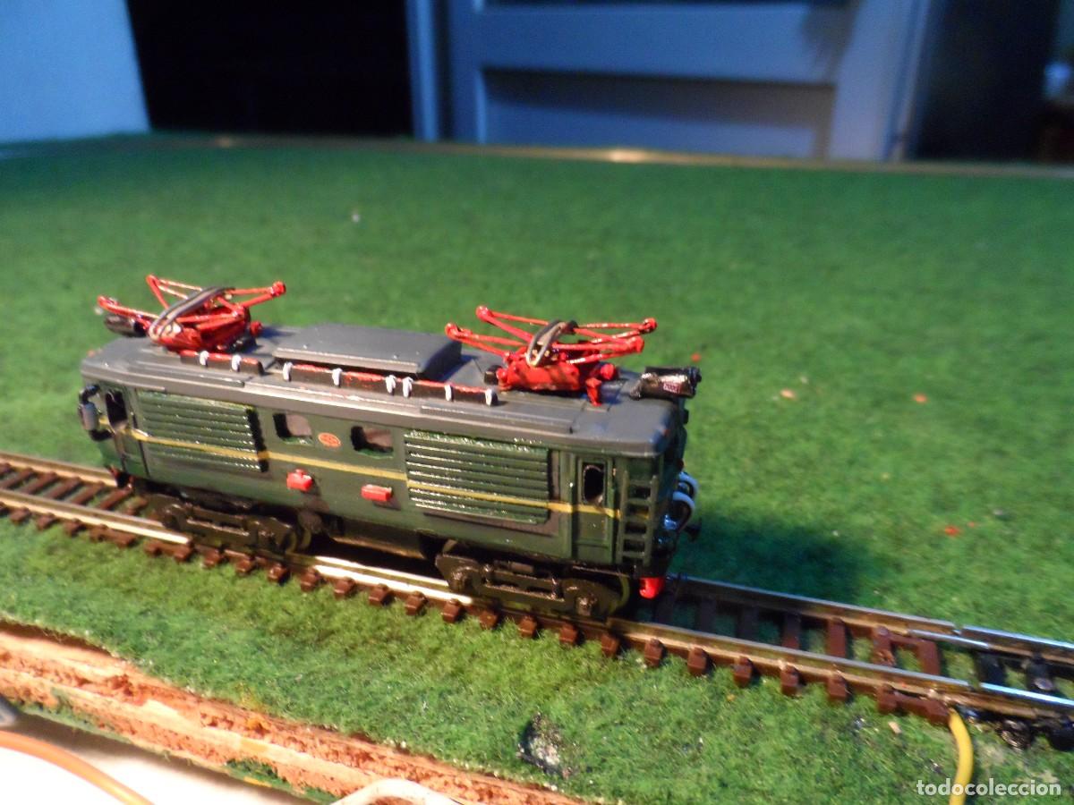 Trenes escala: LOCOMOTORA RENFE 1000 MOTORIZADA CON ATLAS ARTESANAL ESCALA N