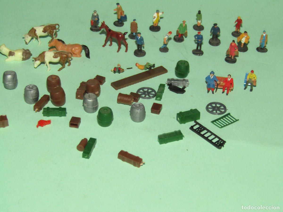 Comboios Escala: Antiguo Lote de Accesorios y Figuras en Escala *N* y 1/160