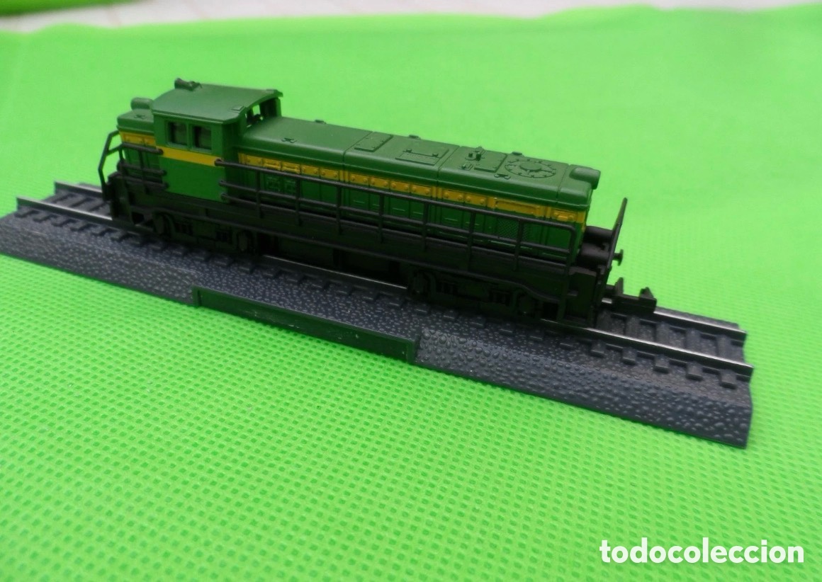 Trenes escala: LOCOMOTORA 307 RENFE EST&Aacute;TICA ESCALA N