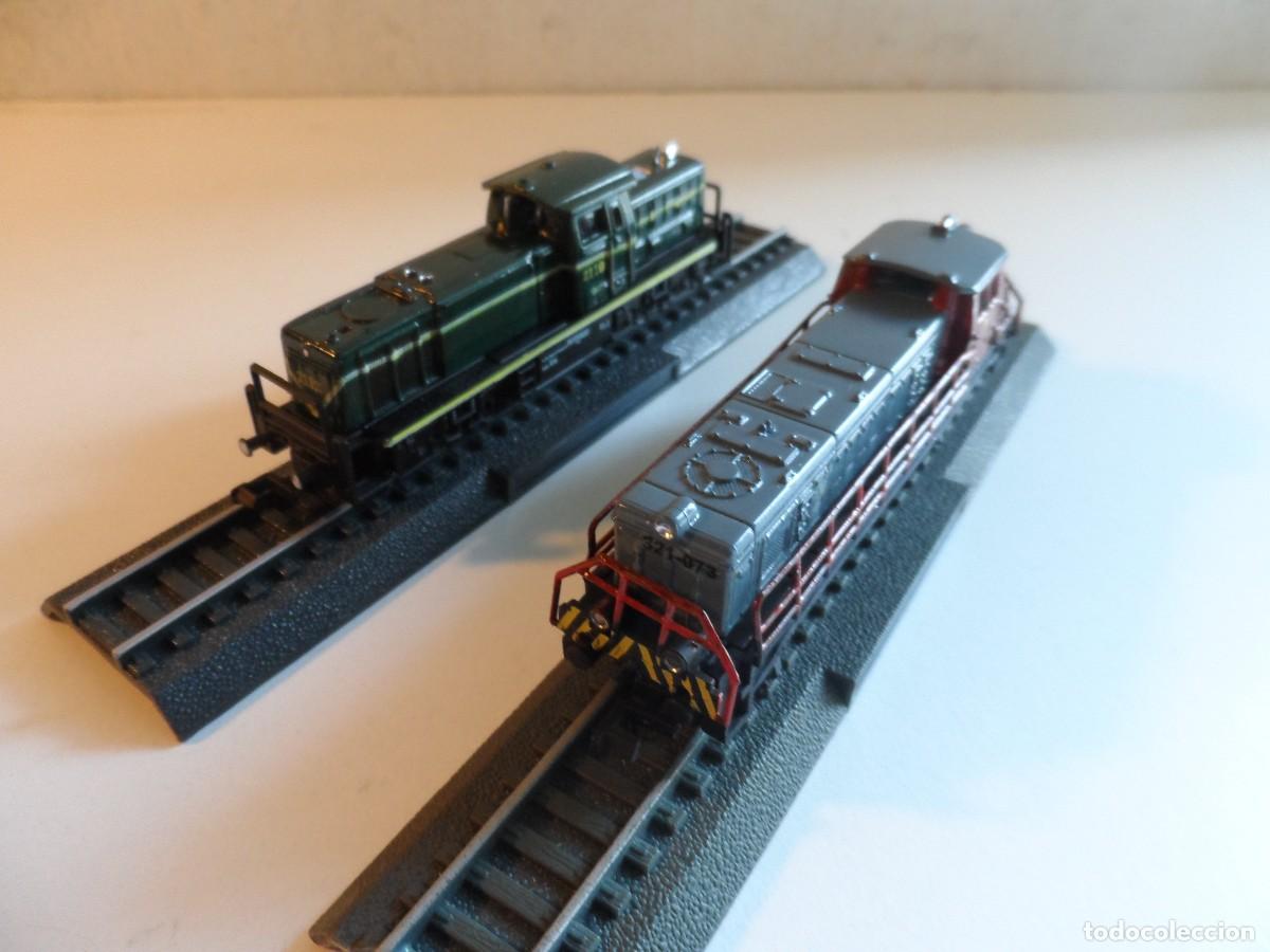 Trenes escala: 2 LOCOMOTORAS EST&Aacute;TICAS SIN MOTOR ESCALA N