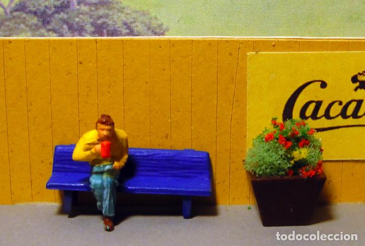 Trenes escala: Figura bebiendo en banco - Foto 1