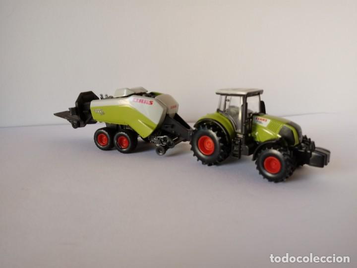 1/87 HO scale Claas Axion 850 Tractor with Quadrant 3400 Square Baler 