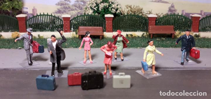 Trenes escala: Figuras viajeros y maletas - Foto 1