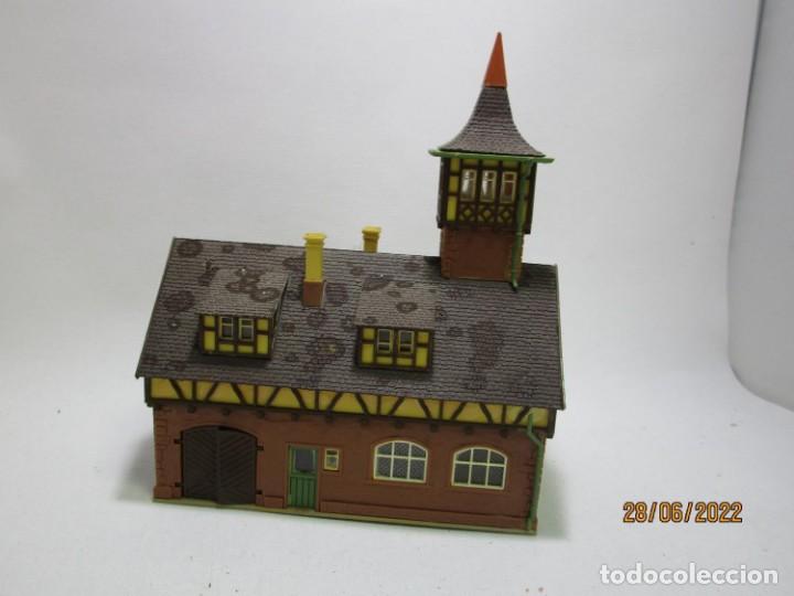 Trenes escala: Casa edificio con torre y chimeneas escala HO Vollmer - Foto 2