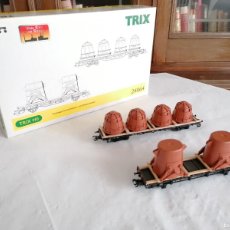 Trenes Escala: TRIX H0 24064 SET DE 2 VAGONES DE BANDEJAS DE ACERO DR NUEVO. Lote 401150574